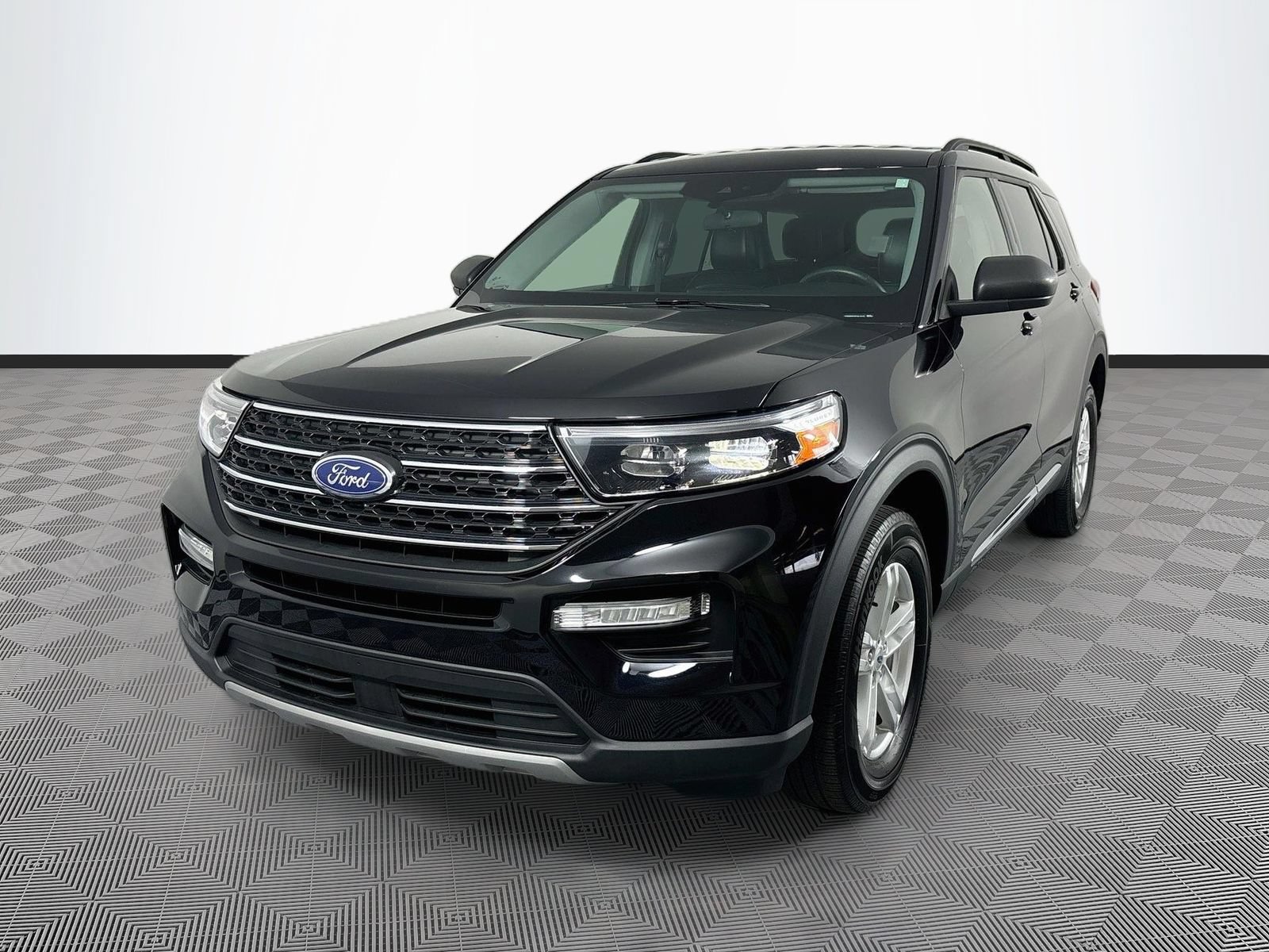 Certified 2023 Ford Explorer XLT w/ Equipment Group 202A AWD/4WD image 3