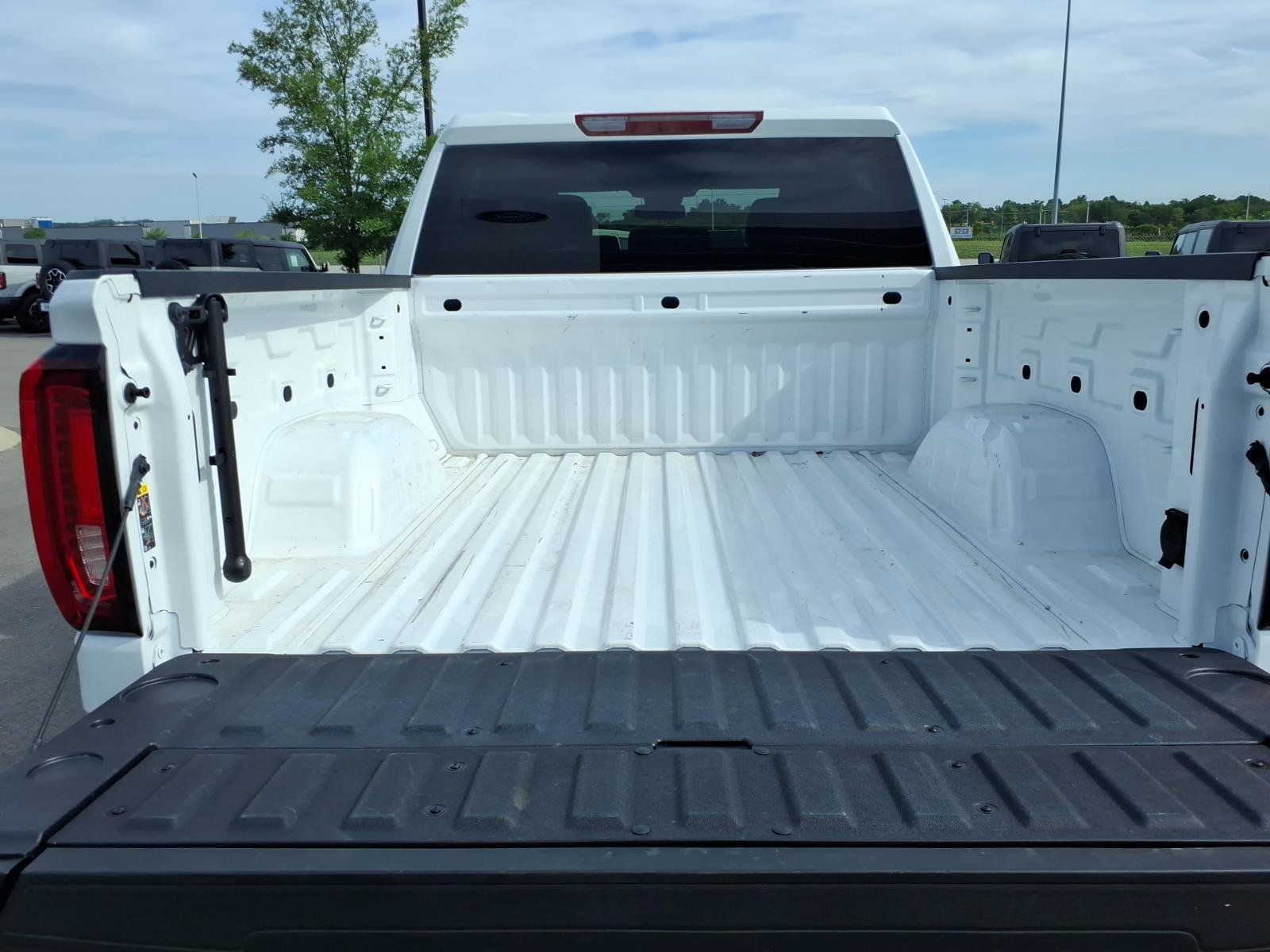 Used 2025 GMC Sierra 1500 SLT AWD/4WD image 16