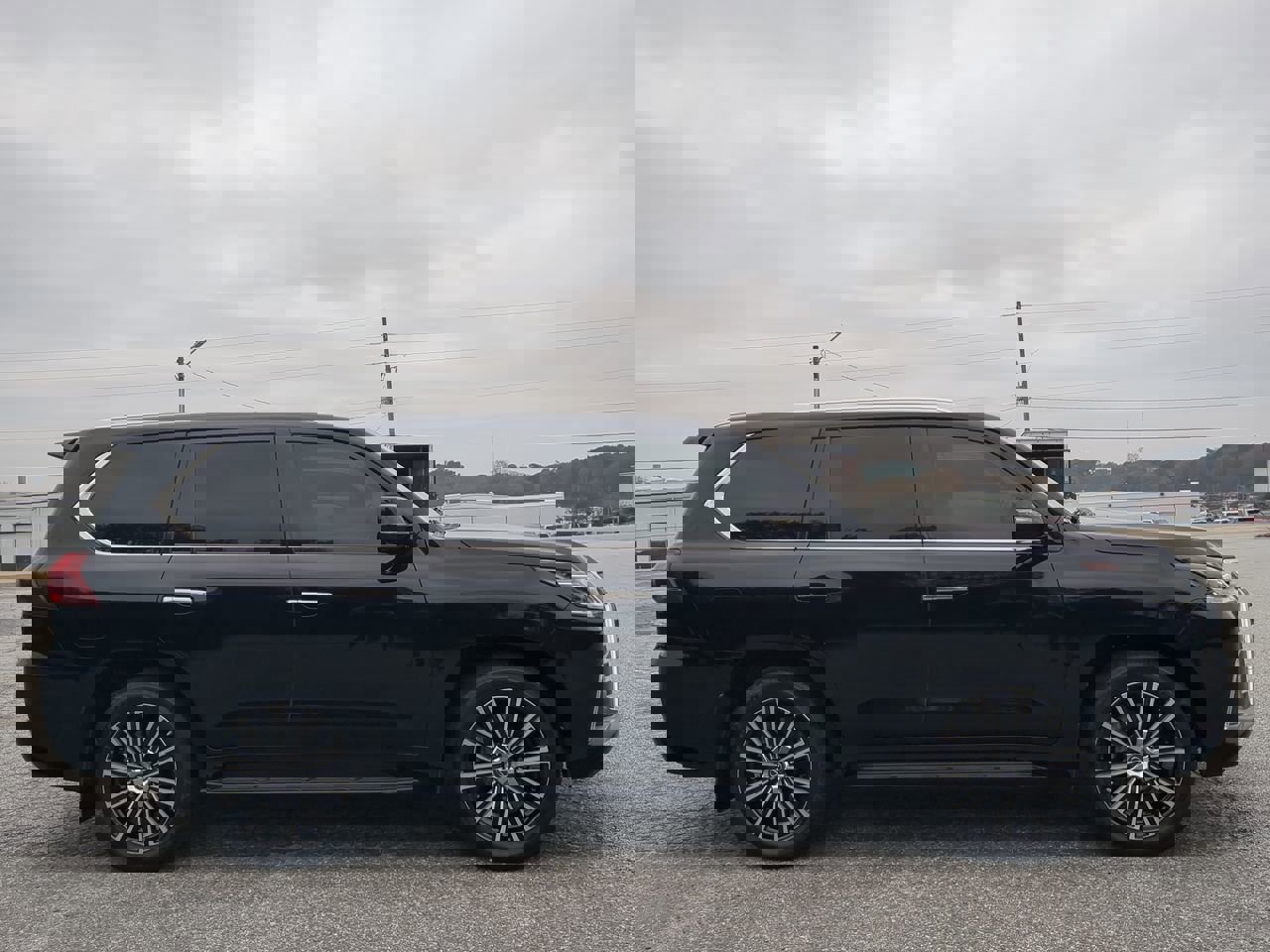 Used 2020 Lexus LX 570 4WD w/ 3rd Row & Luxury Pkg image 6