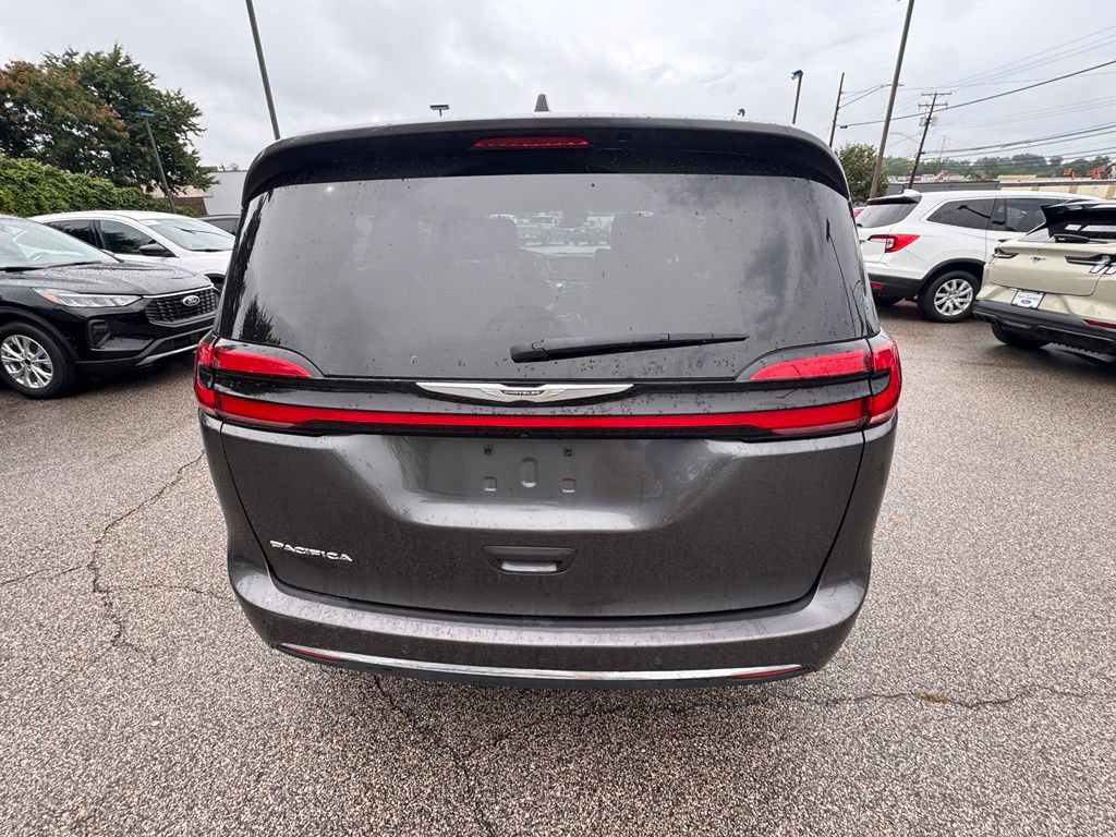 Used 2023 Chrysler Pacifica Touring-L FWD image 4
