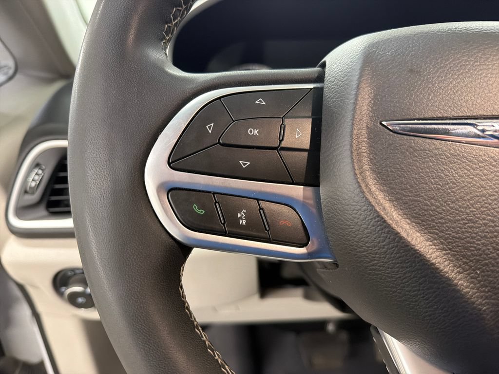 Used 2022 Chrysler Pacifica Touring-L FWD image 20