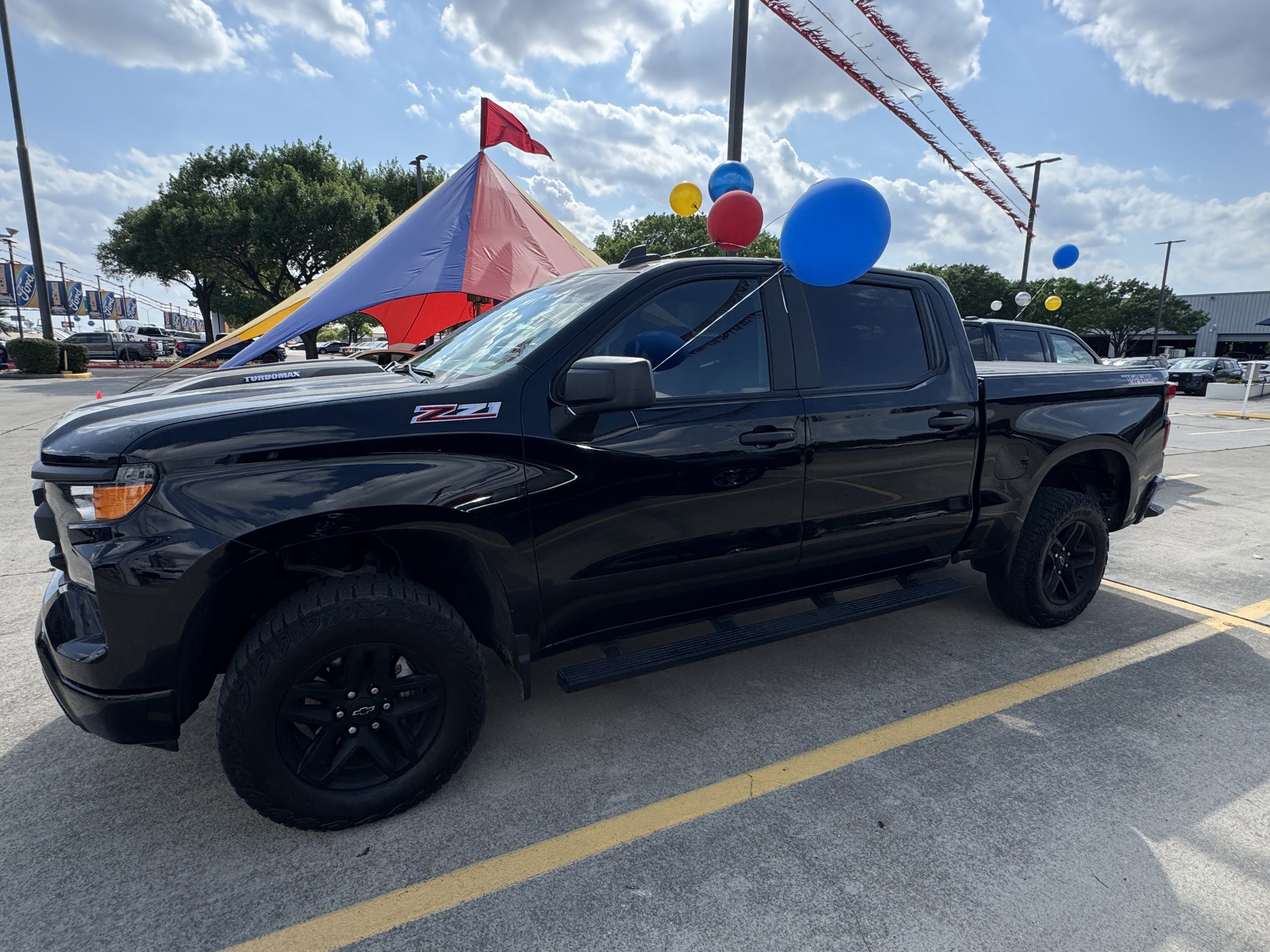 Used 2025 Chevrolet Silverado 1500 Custom Trail Boss w/ LPO, Dark Essentials Package image 8