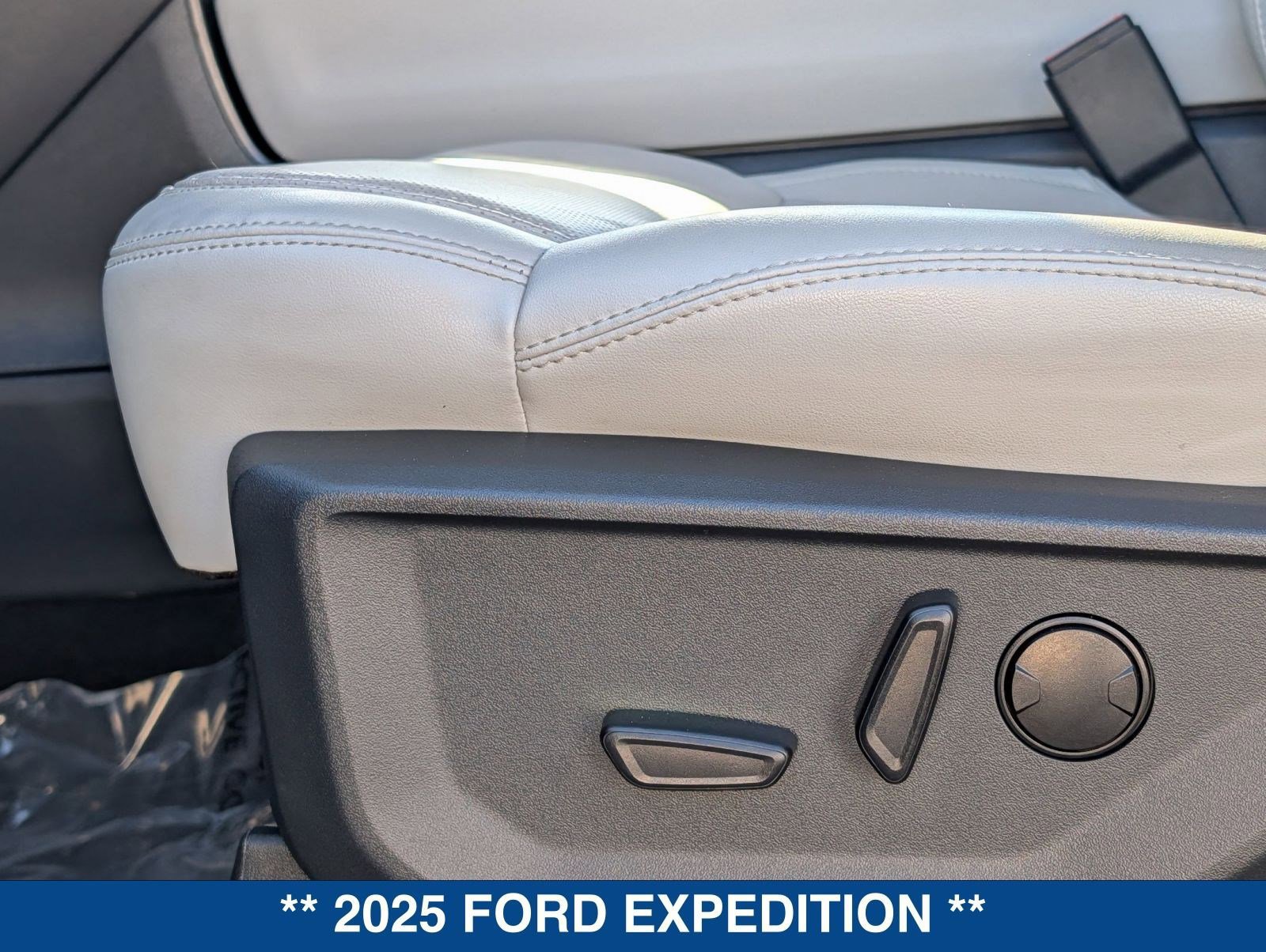 Certified 2025 Ford Expedition Platinum image 25