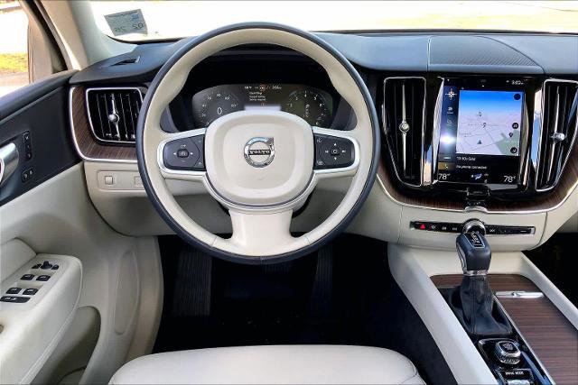 Used 2021 Volvo XC60 T5 Momentum w/ Premium Package image 7