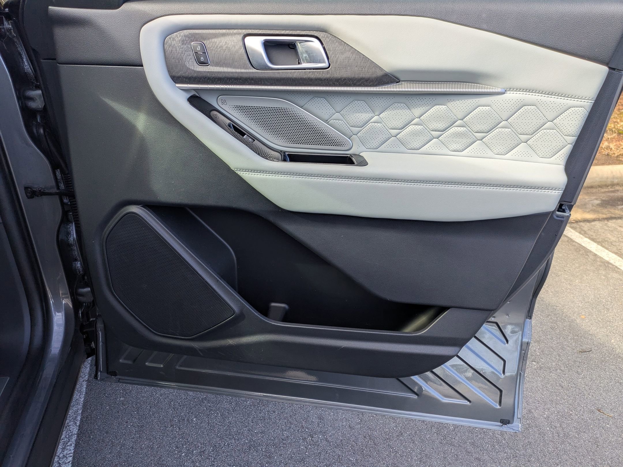 Certified 2025 Ford Explorer Platinum w/ Ultimate Package image 40