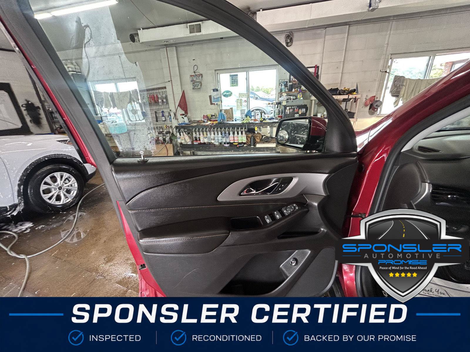 Used 2019 Chevrolet Traverse LT FWD image 1