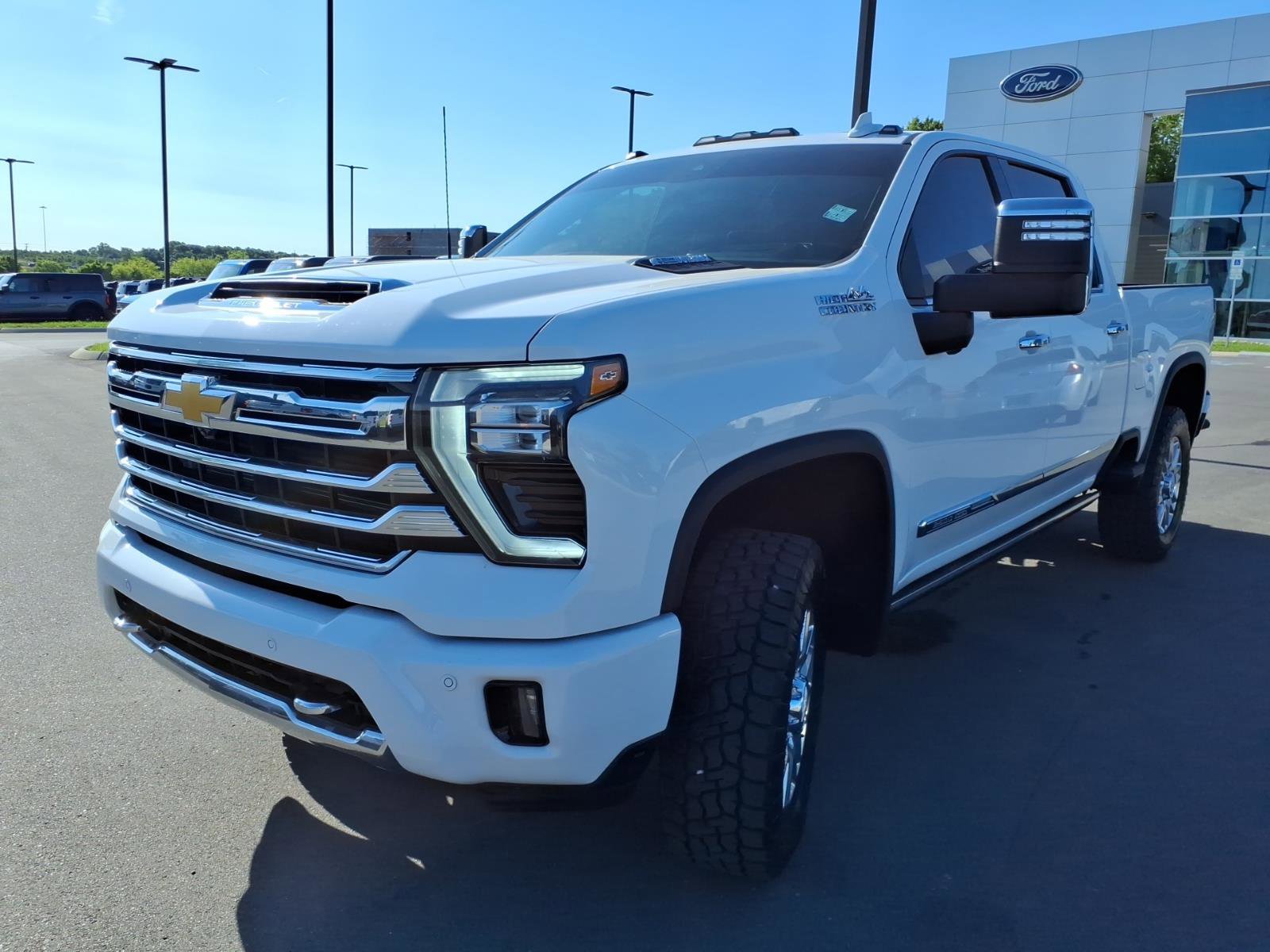 Used 2025 Chevrolet Silverado 2500 High Country w/ High Country Premium Package AWD/4WD image 7