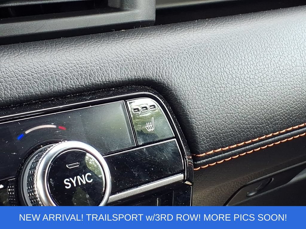 Used 2025 Honda Pilot TrailSport image 3