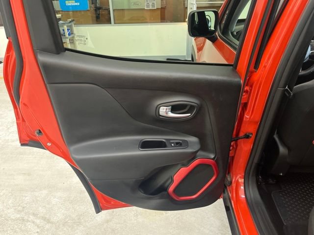 Used 2018 Jeep Renegade Trailhawk w/ UConnect 8.4 Nav Group AWD/4WD image 43
