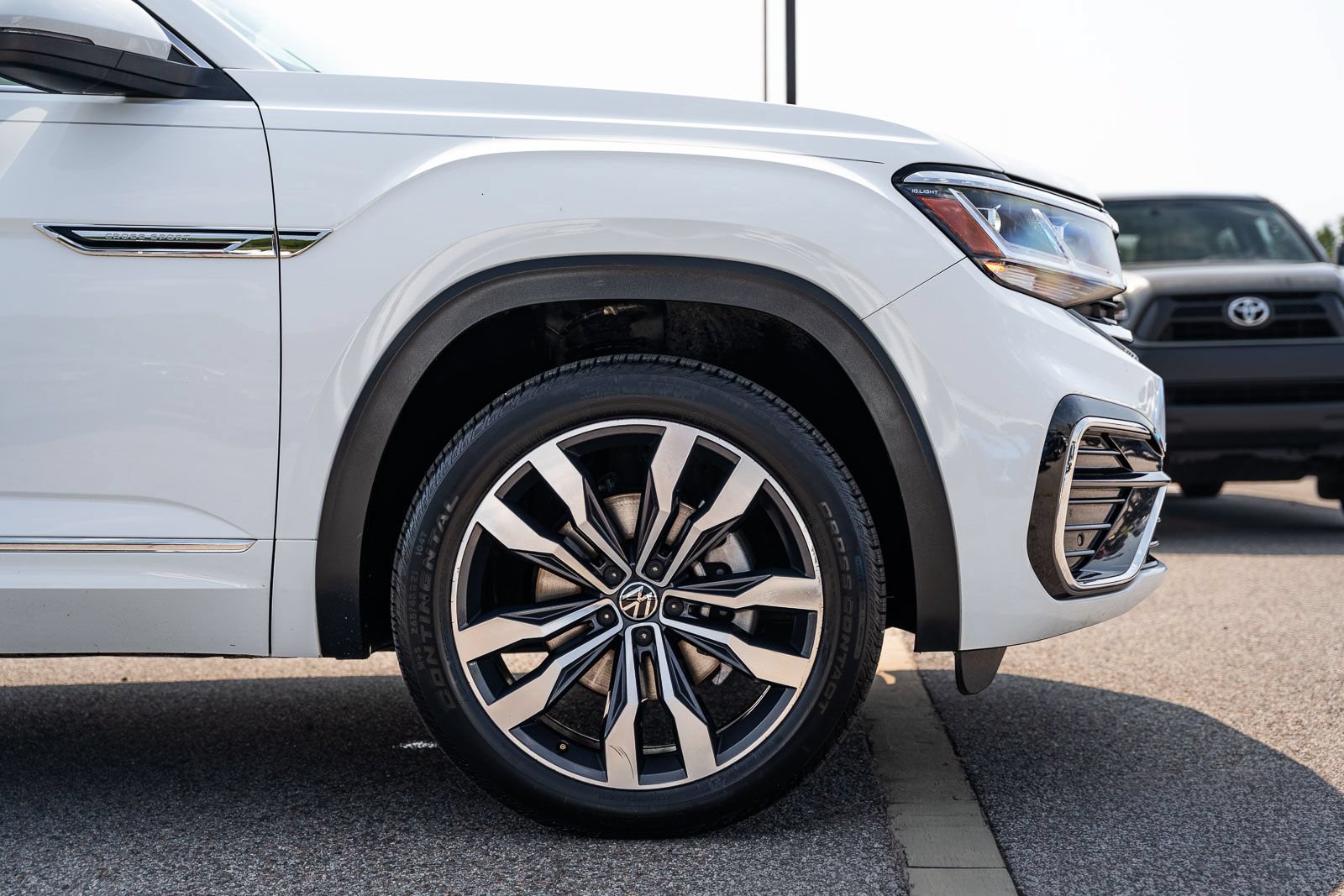 Used 2021 Volkswagen Atlas Cross Sport SEL R-Line FWD image 9