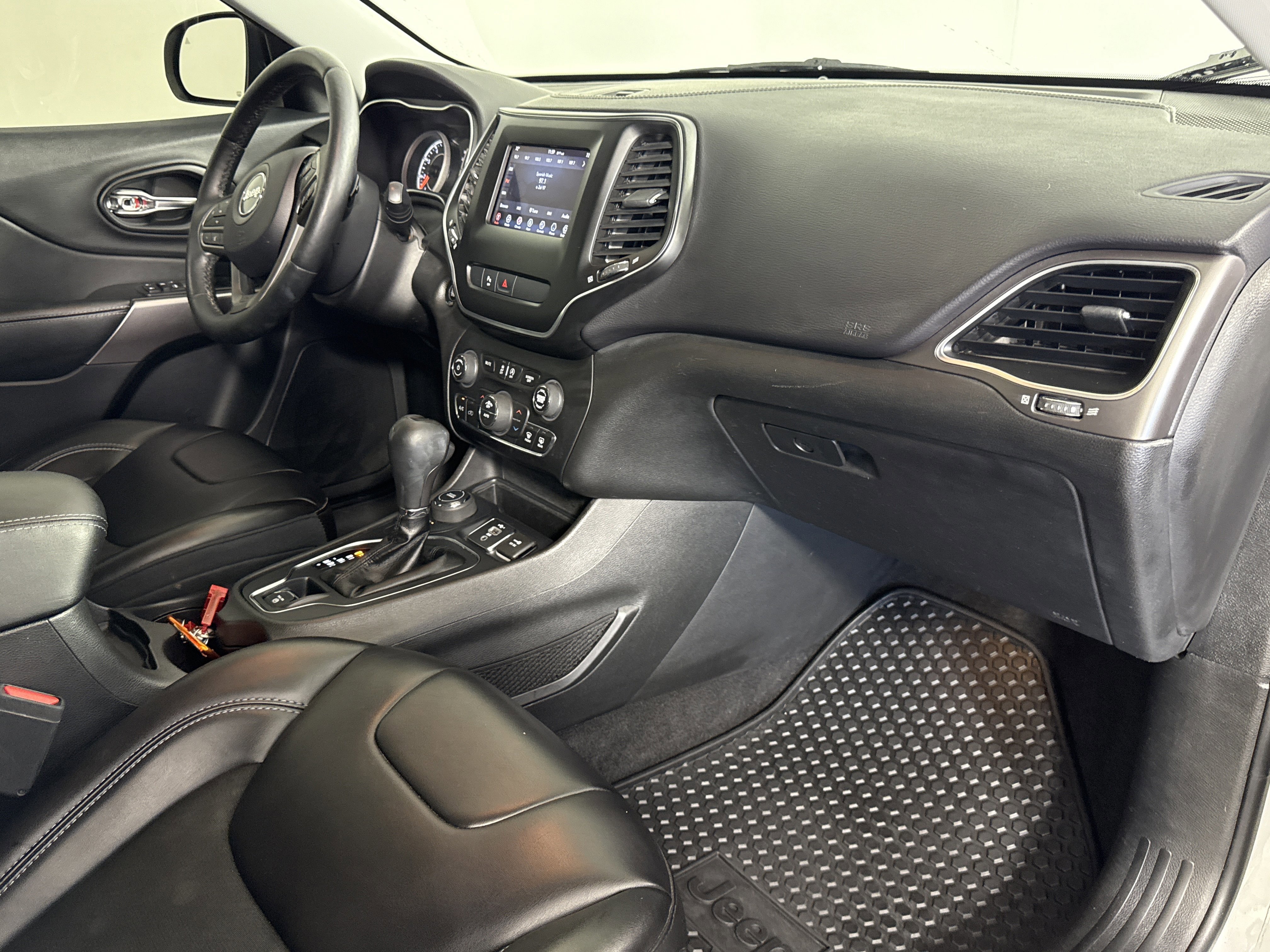 Used 2019 Jeep Cherokee Latitude Plus w/ Comfort/Convenience Group image 9