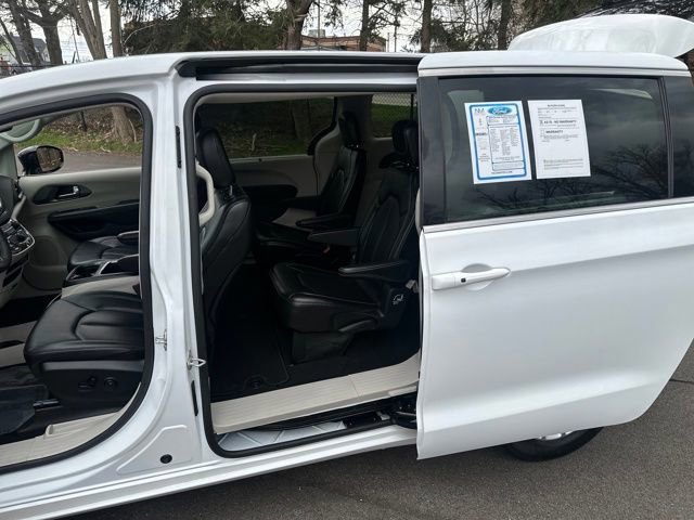 Used 2024 Chrysler Pacifica Touring-L image 23