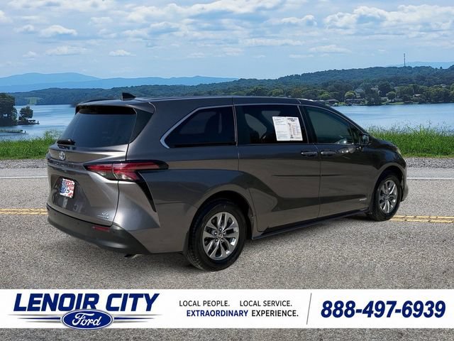 Used 2021 Toyota Sienna XLE FWD image 3
