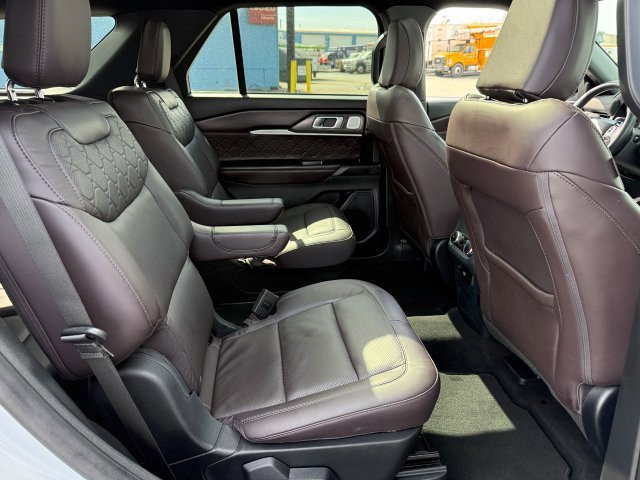 Certified 2025 Ford Explorer Platinum w/ LUX Leather Package image 23