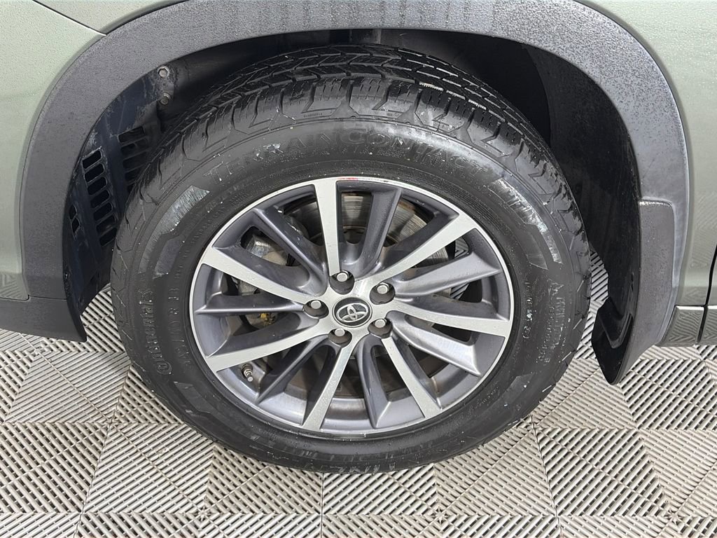 Used 2017 Toyota Highlander XLE w/ Carpet Mat Package AWD/4WD image 8