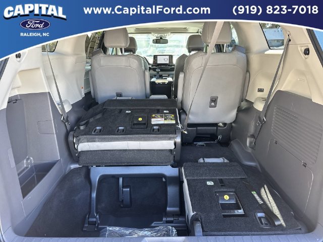 Used 2024 Toyota Sienna XLE FWD image 16