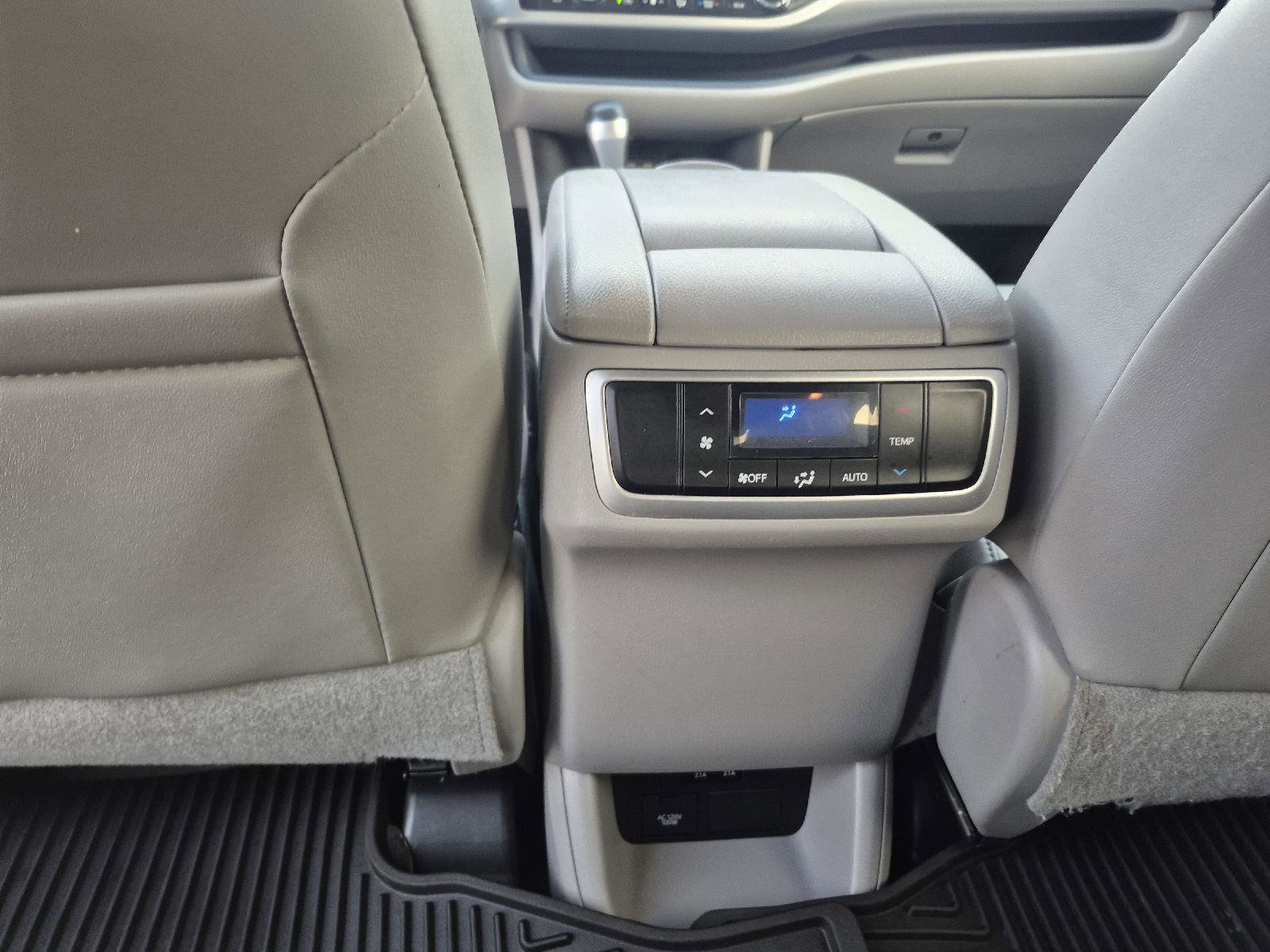 Used 2019 Toyota Highlander XLE FWD image 16