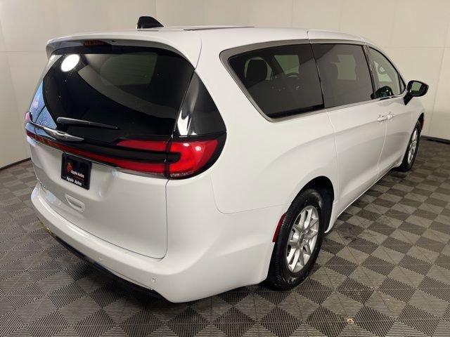 Used 2025 Chrysler Pacifica Select image 5