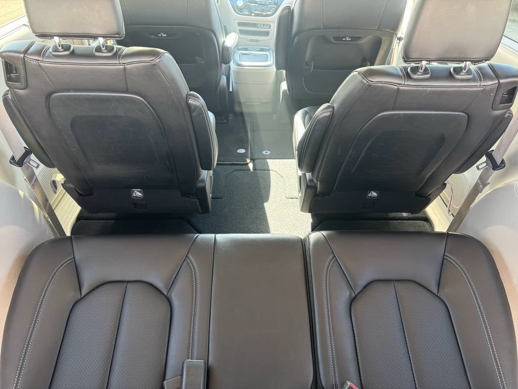 Used 2023 Chrysler Pacifica Touring-L FWD image 9