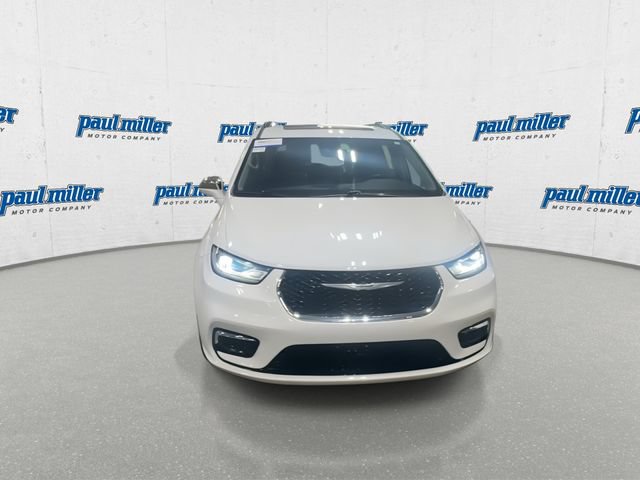 Used 2022 Chrysler Pacifica Limited AWD/4WD image 3