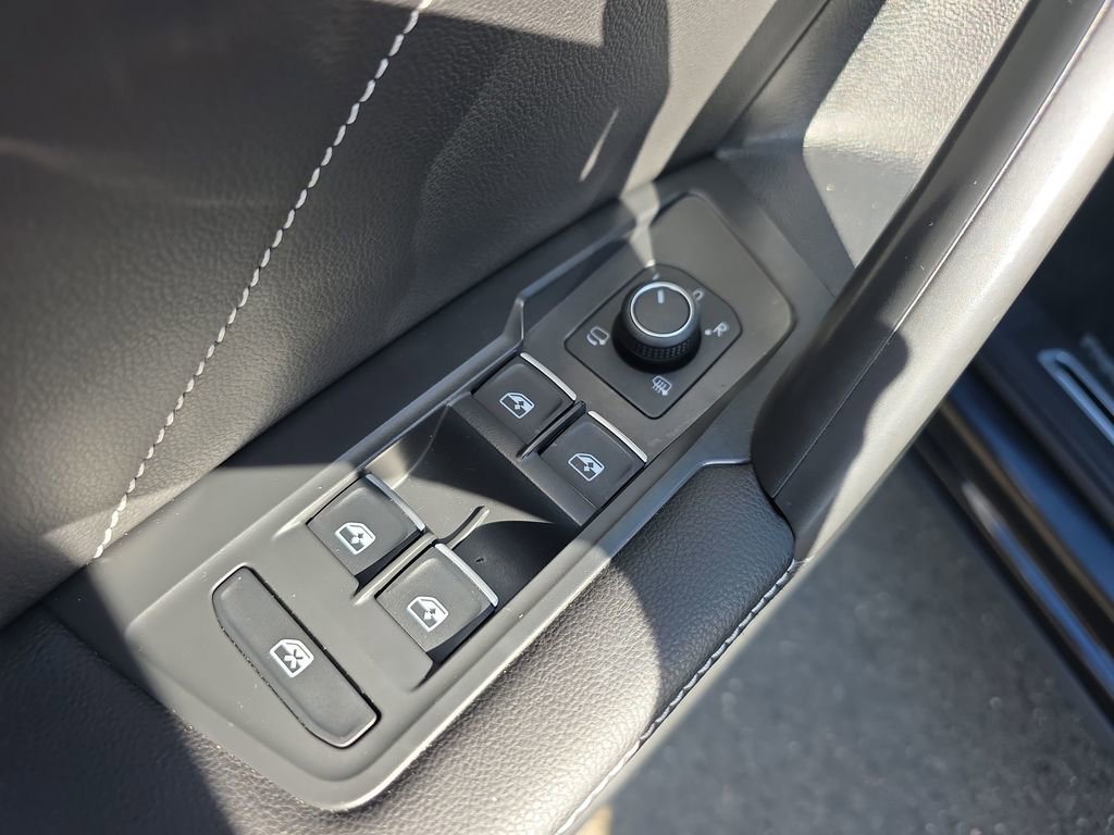 Used 2022 Volkswagen Tiguan SEL R-Line AWD/4WD image 19