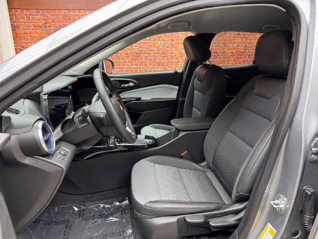 Used 2025 Chevrolet Trax LT w/ Driver Confidence Package FWD image 21