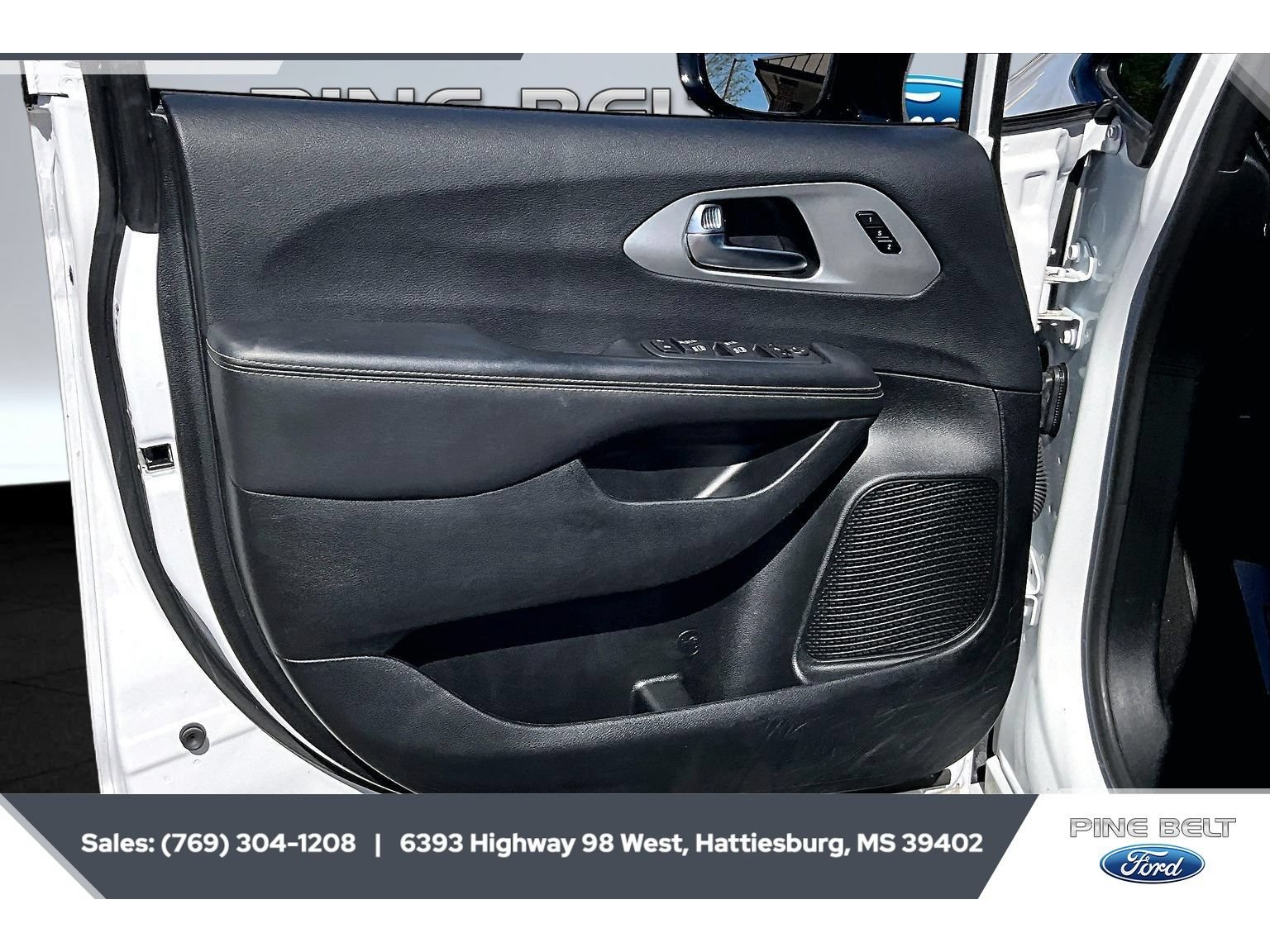Used 2025 Chrysler Pacifica Limited FWD image 17