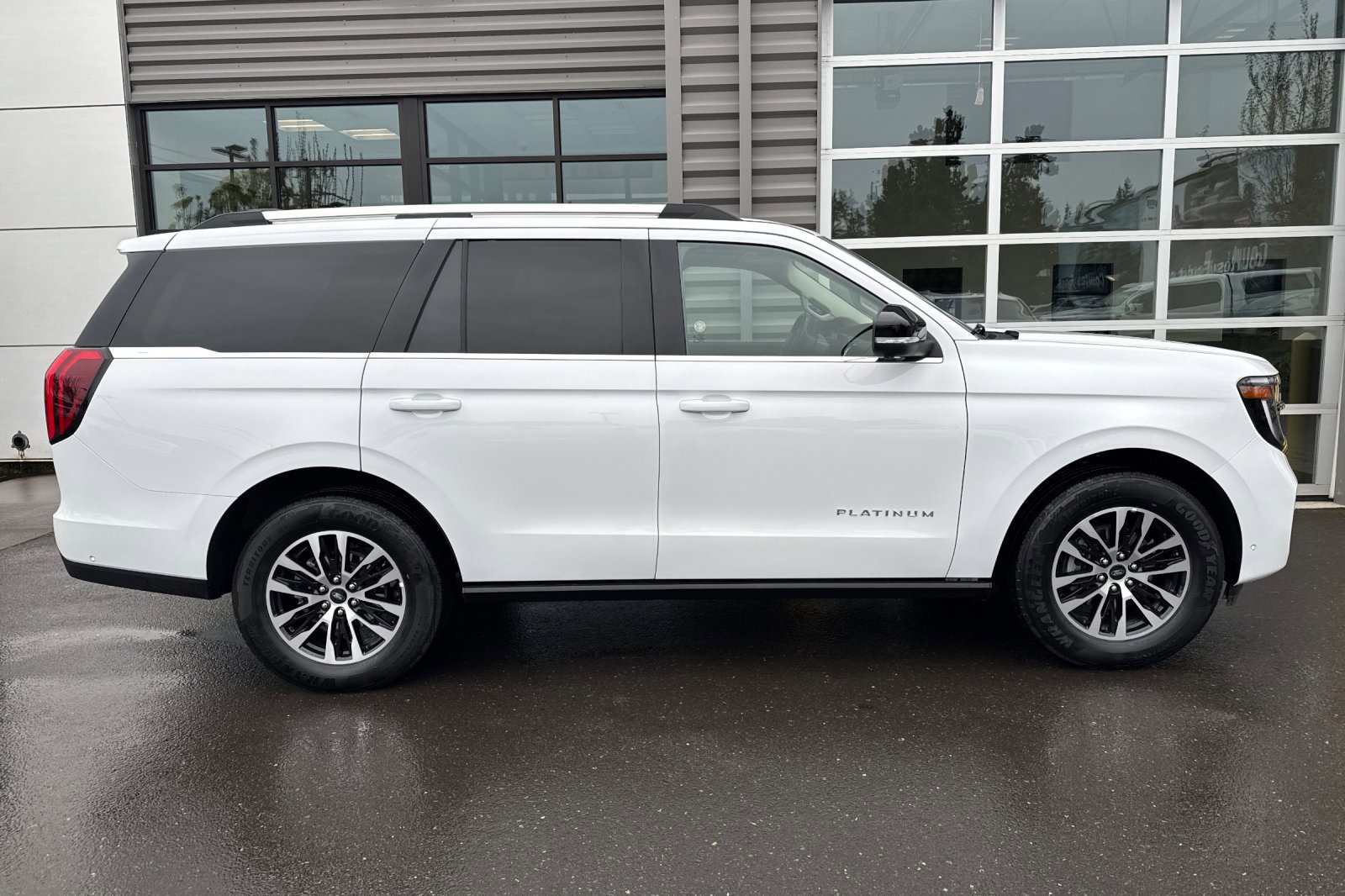Certified 2025 Ford Expedition Platinum AWD/4WD image 3