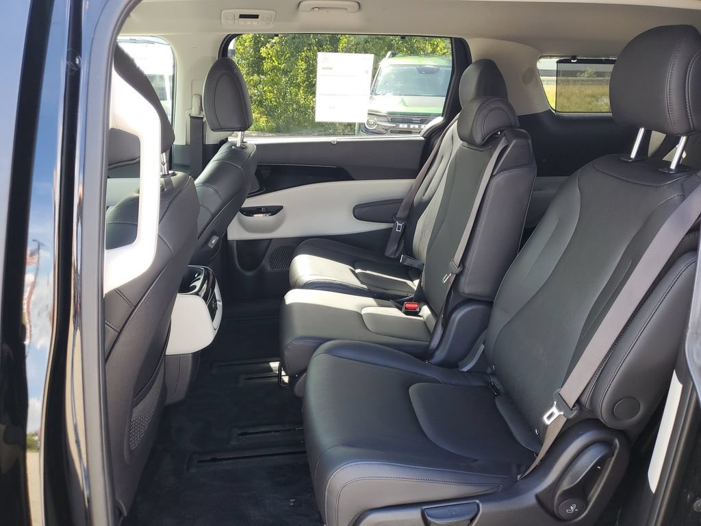 Used 2024 Kia Carnival EX FWD image 14