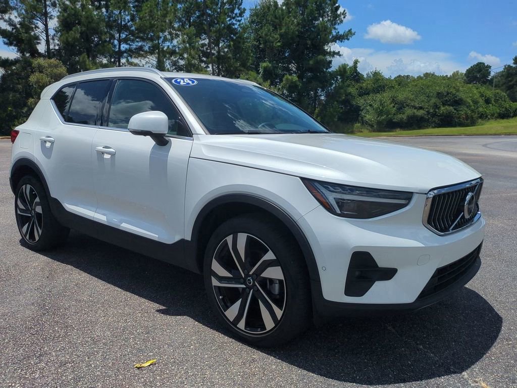 Used 2024 Volvo XC40 B5 Plus w/ Protection Package Premier image 8