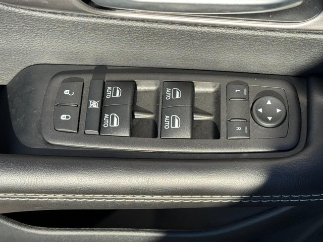 Used 2026 Chrysler Voyager LX FWD image 23