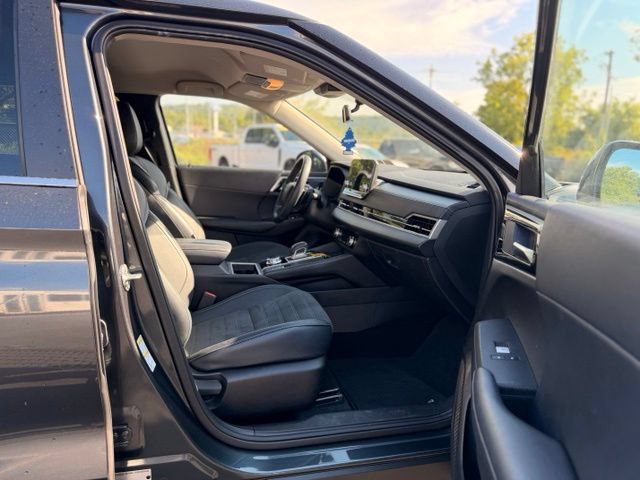 Used 2024 Mitsubishi Outlander AWD image 21