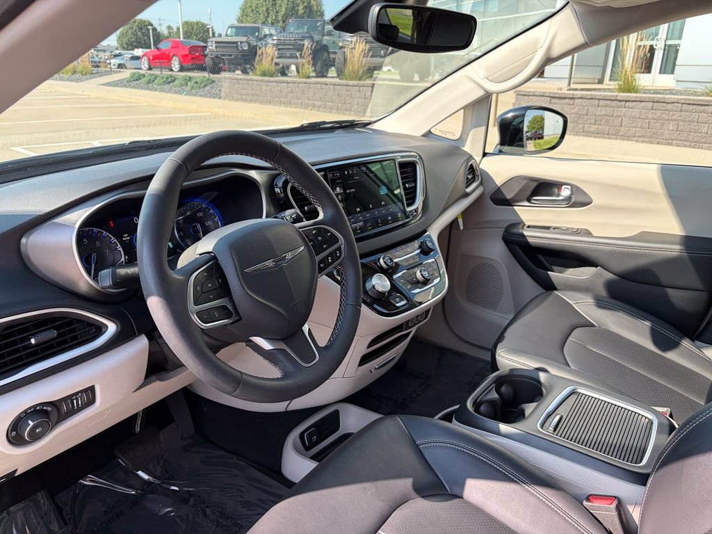 Used 2024 Chrysler Pacifica Touring-L FWD image 9