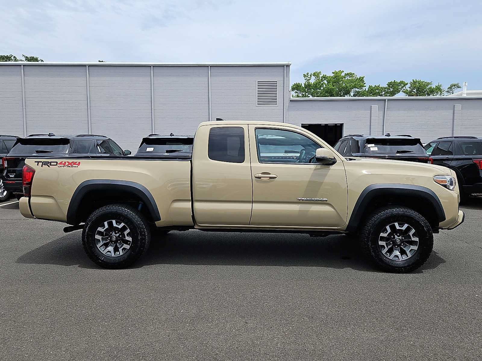 Used 2018 Toyota Tacoma TRD Off-Road w/ Technology Package AWD/4WD image 7