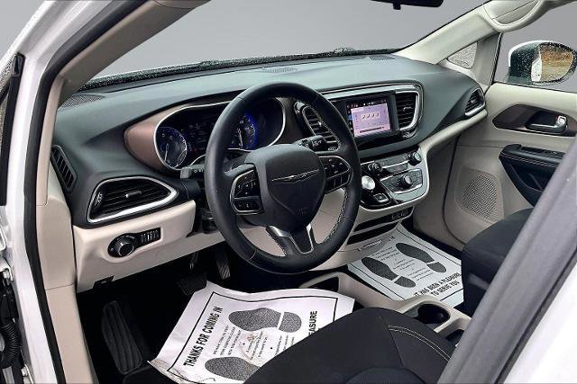 Used 2022 Chrysler Voyager LX image 15