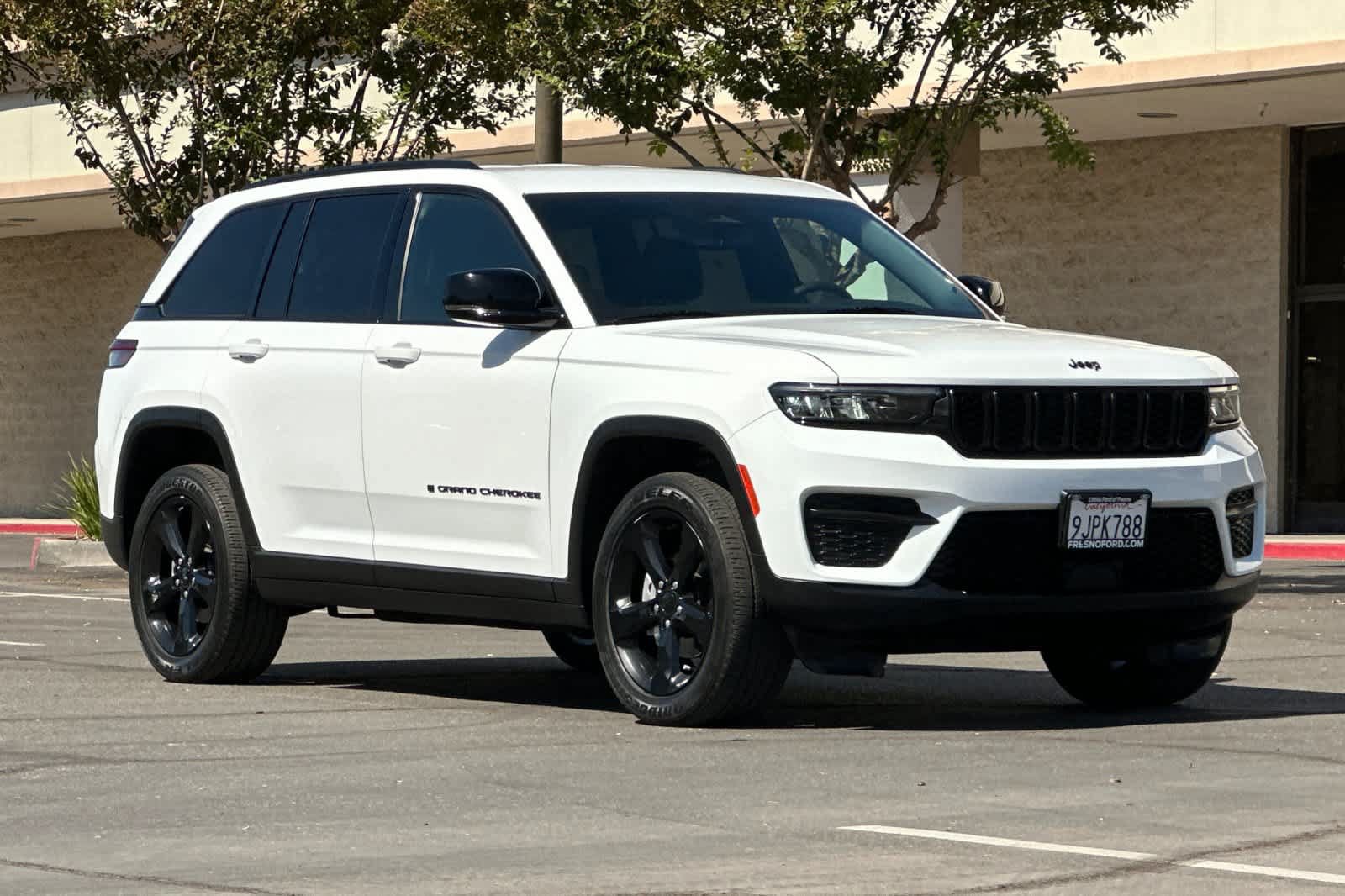 Used 2023 Jeep Grand Cherokee Altitude AWD/4WD image 10