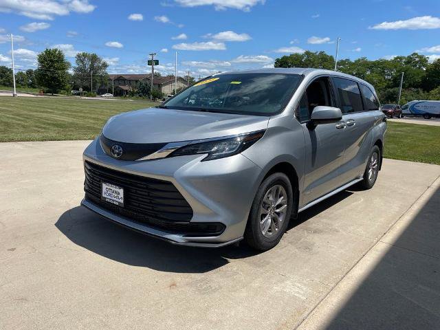 Used 2021 Toyota Sienna LE FWD image 2