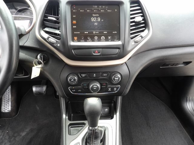 Used 2017 Jeep Cherokee Latitude FWD image 19