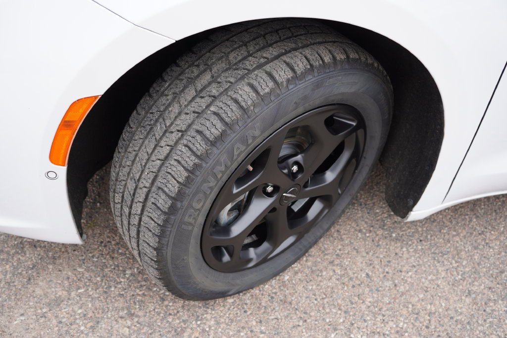 Used 2024 Chrysler Pacifica Limited FWD image 13