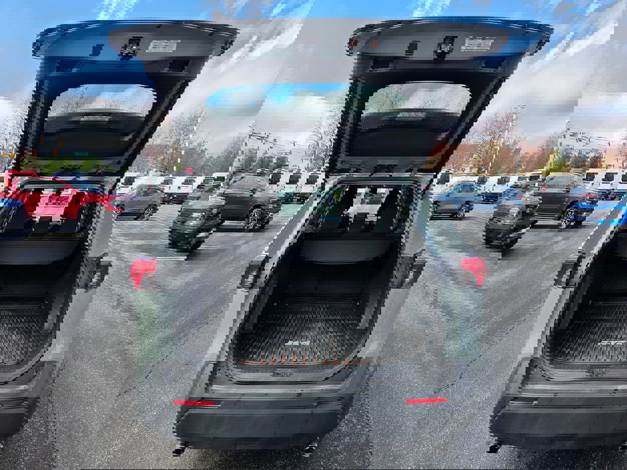 Used 2020 Toyota RAV4 XLE w/ Convenience Package AWD/4WD image 7