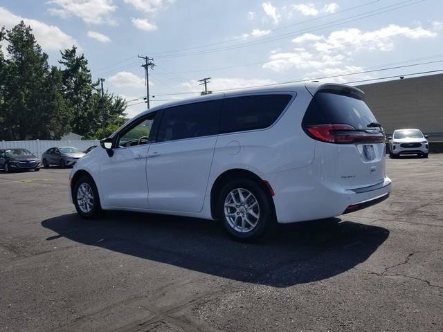 Used 2025 Chrysler Pacifica Select FWD image 8