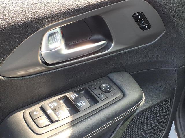 Used 2025 Chrysler Pacifica Select image 16