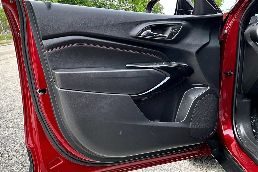 Used 2025 Chevrolet Trax RS w/ Sunroof Package FWD image 22