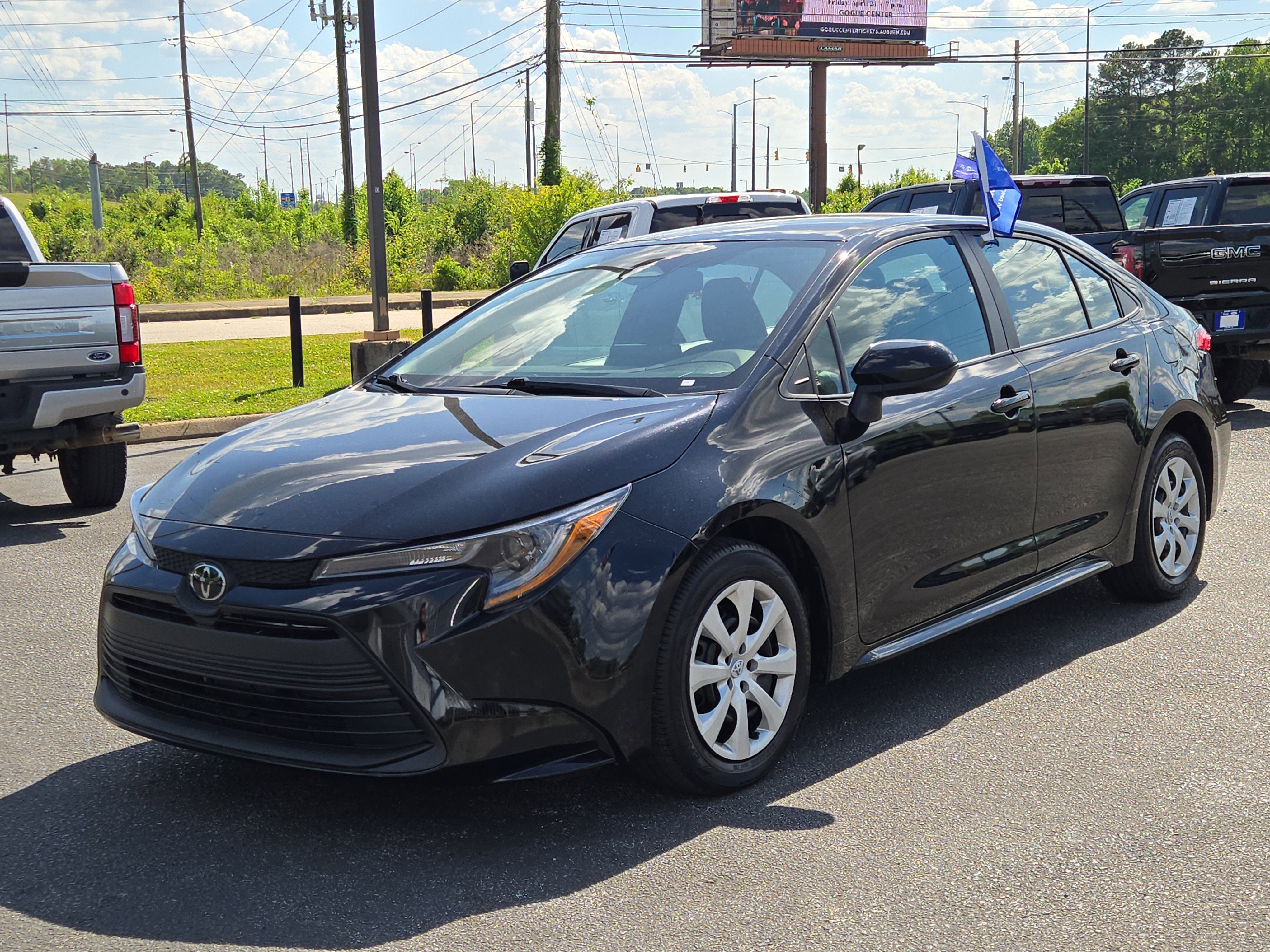 Used 2023 Toyota Corolla LE FWD image 2