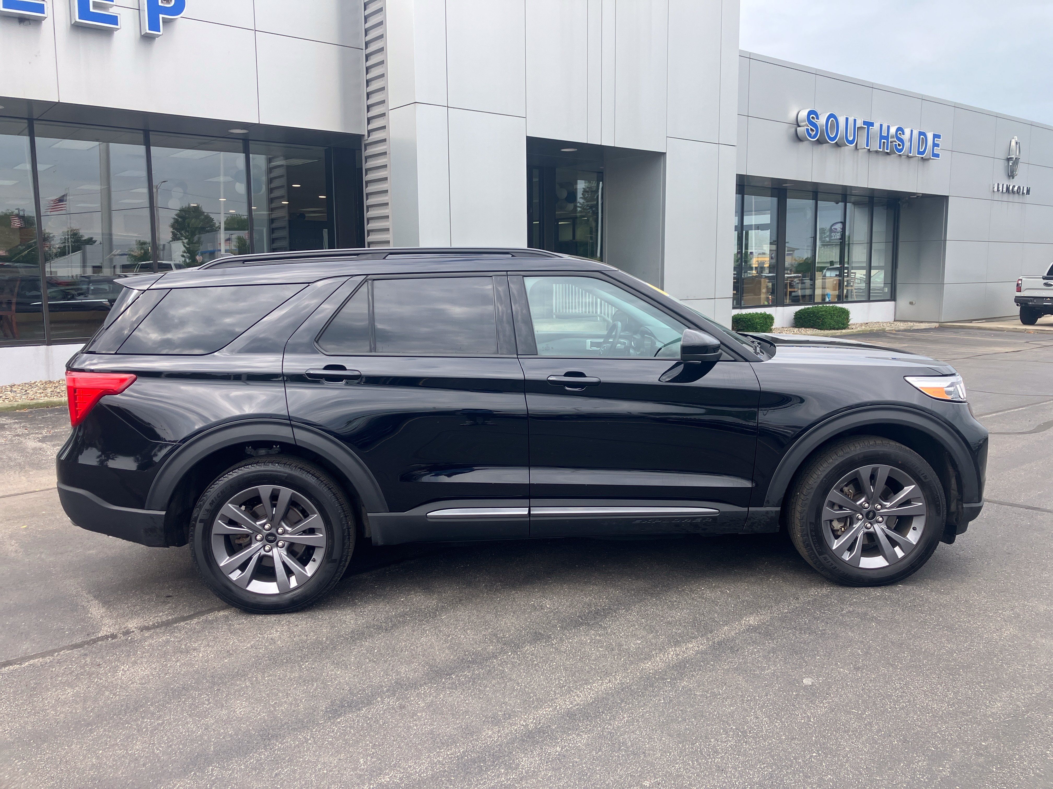 Certified 2024 Ford Explorer XLT w/ Equipment Group 202A AWD/4WD image 8