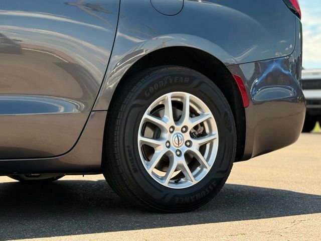 Used 2023 Chrysler Pacifica Touring-L FWD image 46