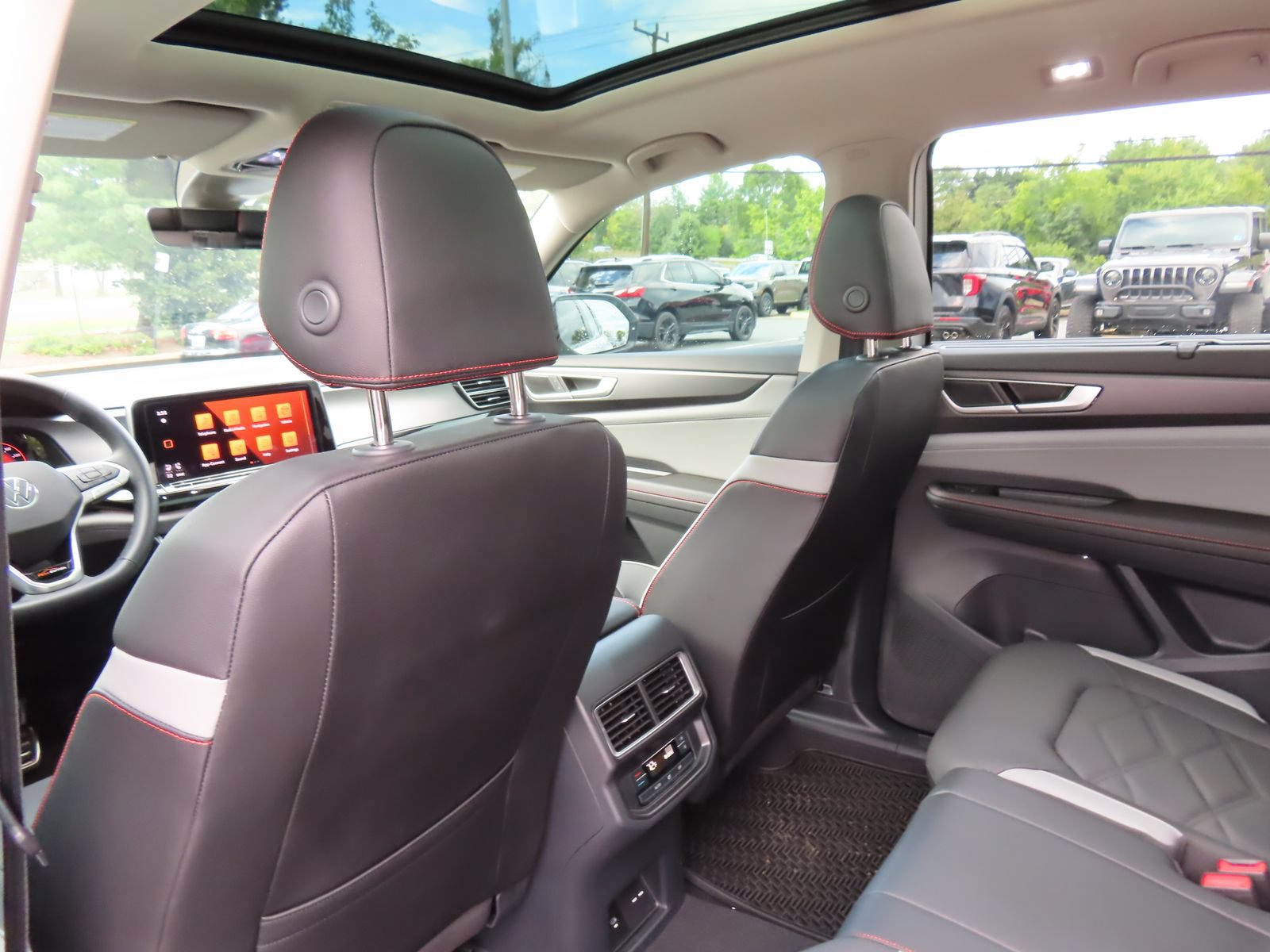 Used 2025 Volkswagen Atlas Peak Edition SE AWD/4WD image 33