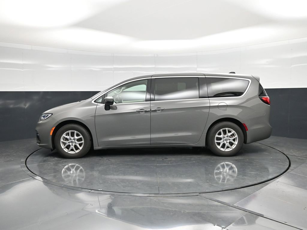 Used 2023 Chrysler Pacifica Touring-L image 6