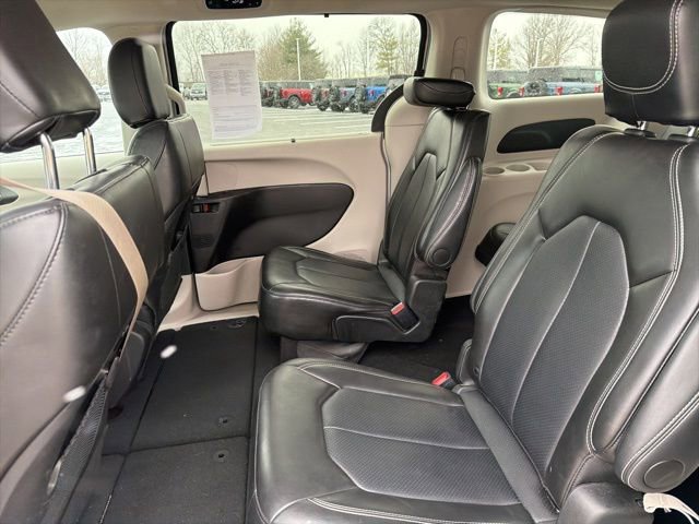 Used 2024 Chrysler Pacifica Touring-L image 16