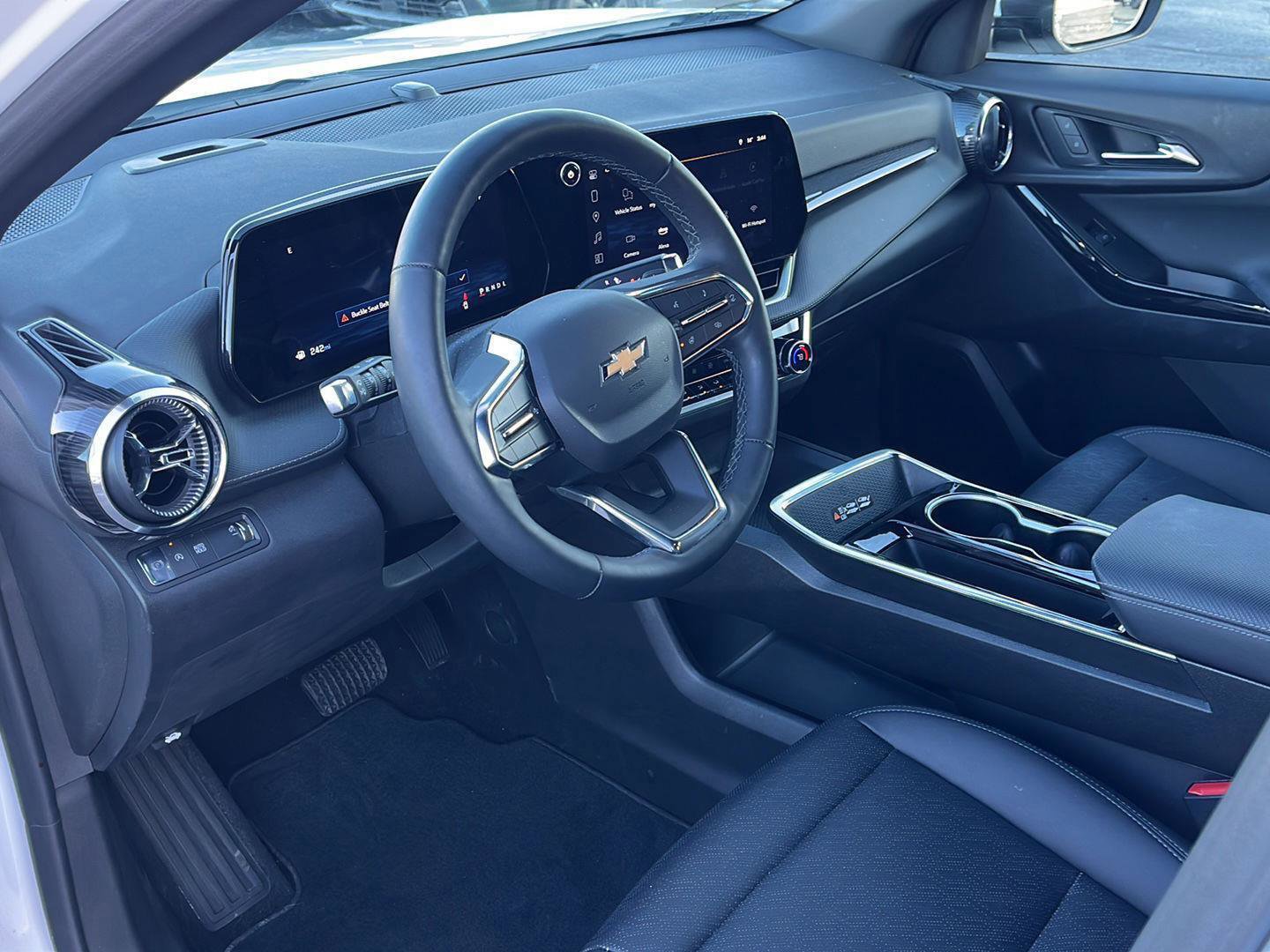 Used 2025 Chevrolet Equinox LT w/ Convenience Package II image 10